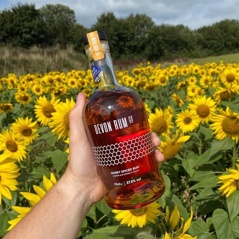 Primo piano di una bottiglia di Rum del Devon, Summer-Quince Honey Farm