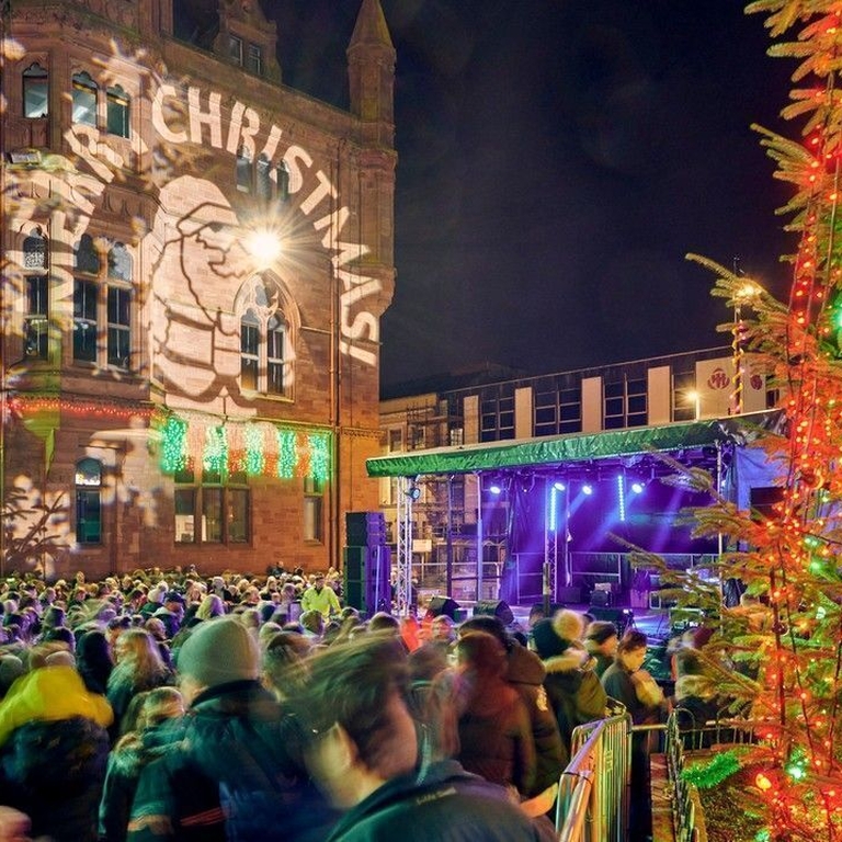 Crowds gathered in square at Christmas time