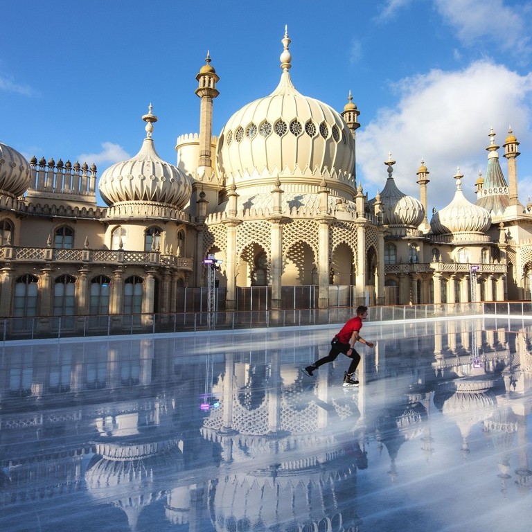 Patineur sur glace avec un t-shirt rouge sur la patinoire à l'extérieur du Pavillon royal