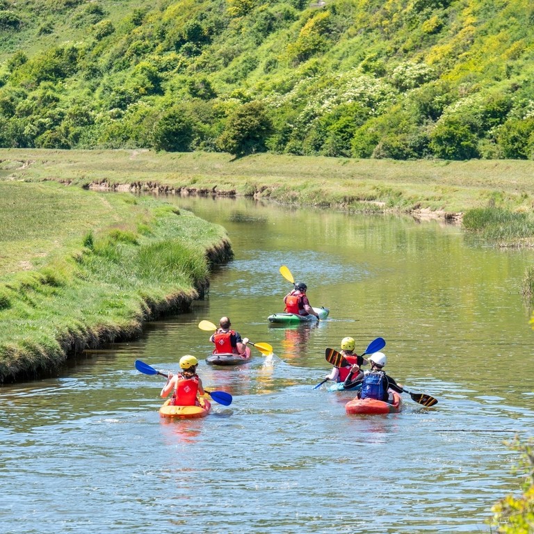 Un grupo de personas navega en kayak por el río Cuckmere en East Sussex