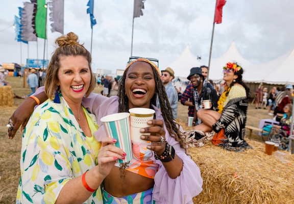 Freunde auf einem Festival in Northumberland, Nordengland