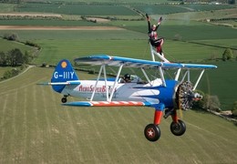 Wingwalking with AeroSuperBatics