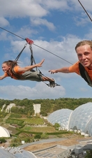 Deux amis faisant de la tyrolienne.