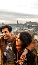 Jeune couple prenant un selfie de la vue sur la ville historique