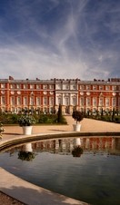 Hampton Court Palace is a historic royal palace built by Cardinal Wolsely and handed to his monarch King Henry VIII in the year 1528. 