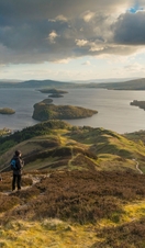 Wanderer genießen die Aussicht auf Loch Lomond vom Conic Hill, einem Teil des West Highland Way