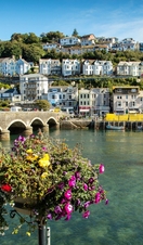 Picturesque houses sitting on the coast of Looe in Cornwall