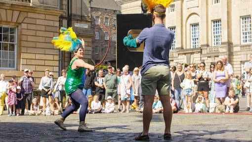 Able Mable esegue il suo numero di strada per la folla al Festival Fringe di Edimburgo 2022