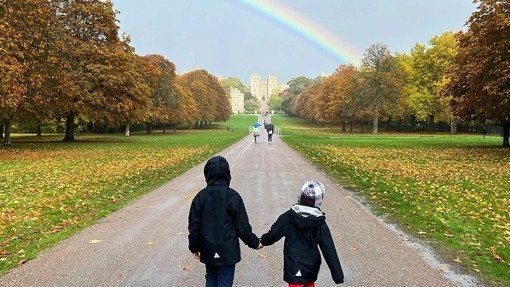 Ein Paar geht auf dem Long Walk im Great Park in Richtung Schloss Windsor