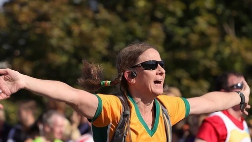Eine jubelnde Frau beim Überqueren der Ziellinie eines Laufs in Newcastle