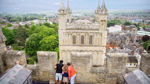 Luftaufnahme von Menschen, die von einem Turm der Kathedrale von Exeter herunterschauen