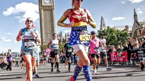 Eine Läuferin im Wonder Woman-Kostüm beim London-Marathon