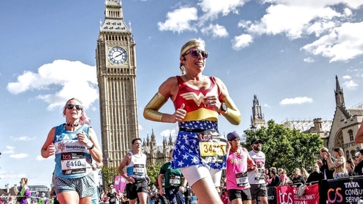 Corredora vestida de Wonder Woman en el Maratón de Londres