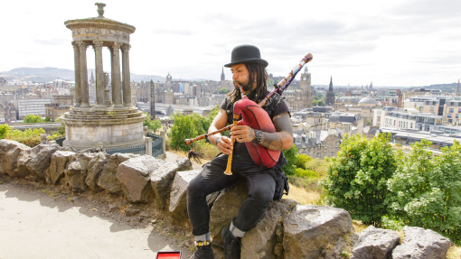 Pedro De Lobo, un joueur de cornemuse espagnole itinérant, est assis au-dessus d'Édimbourg, sur Carlton Hill.