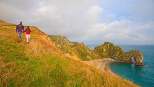 Zwei Wanderer auf der Steilküste bei Durdle Door an der Jurassic Coast von Dorset