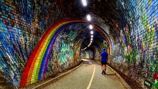 Walking throught Colinton Tunnel
