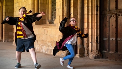 Dos niños disfrazados de personajes de Harry Potter en la catedral de Durham