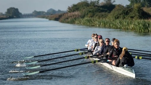 Eine Rudermannschaft der Männer beim Boat Race