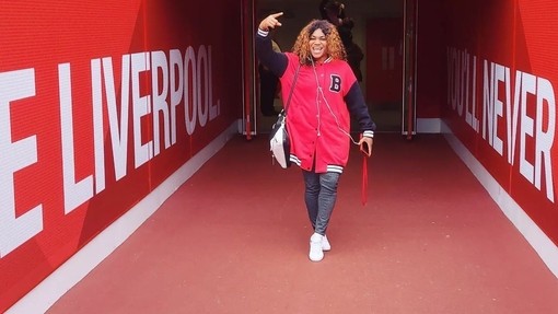 Una mujer posa durante una visita al estadio de Anfield, Liverpool