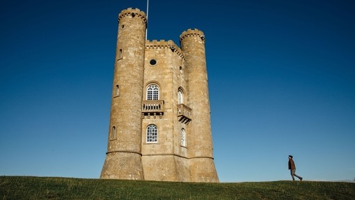 Mann auf dem Weg zum Broadway Tower in den Cotswolds, England