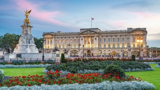 Vista di Buckingham Palace al mattino presto con i giardini in primo piano