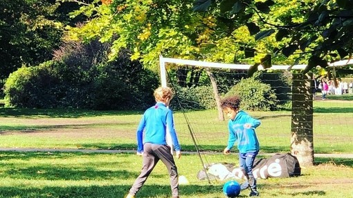 Zwei Jungen spielen Fußball