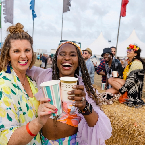 Freunde auf einem Festival in Northumberland, Nordengland