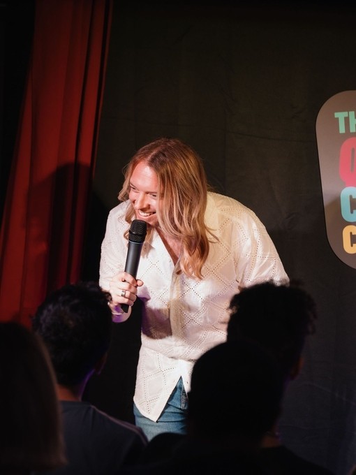 Un artiste sur la scène du Queer Comedy Club à Archway, Londres