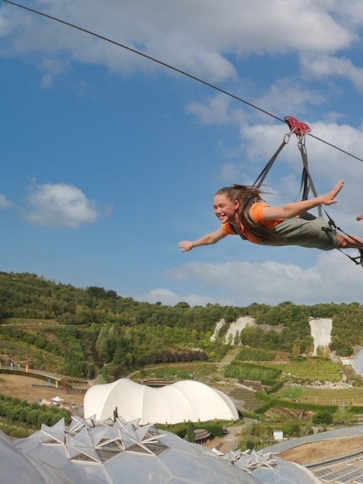 Deux amis faisant de la tyrolienne.
