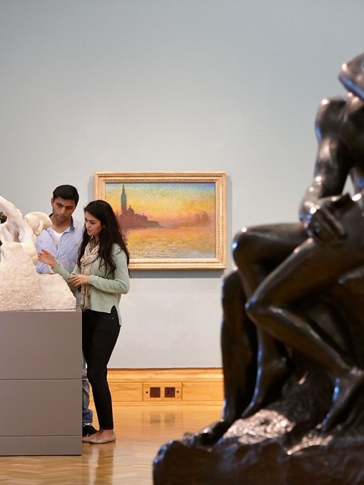 Persone che guardano opere d'arte in una galleria