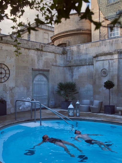 Femmes nageant dans une piscine dans un spa