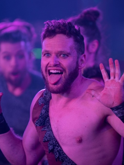 Un acrobate sur scène dans le cadre du Brighton Fringe Festival