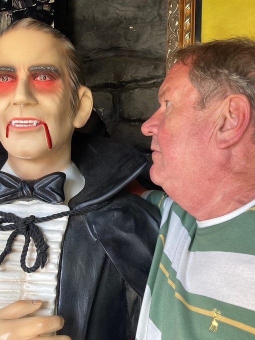 Uomo osserva da vicino il modello di cera di Dracula, parte della Dracula Experience