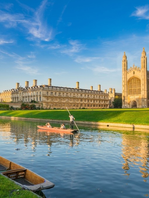 Vue de l'université de Cambridge avec des personnes faisant de la barque à fond plat sur la rivière