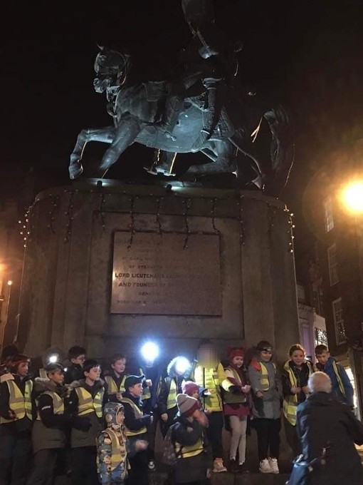 Un groupe emmené pour une promenade nocturne à la rencontre des fantômes à Durham.
