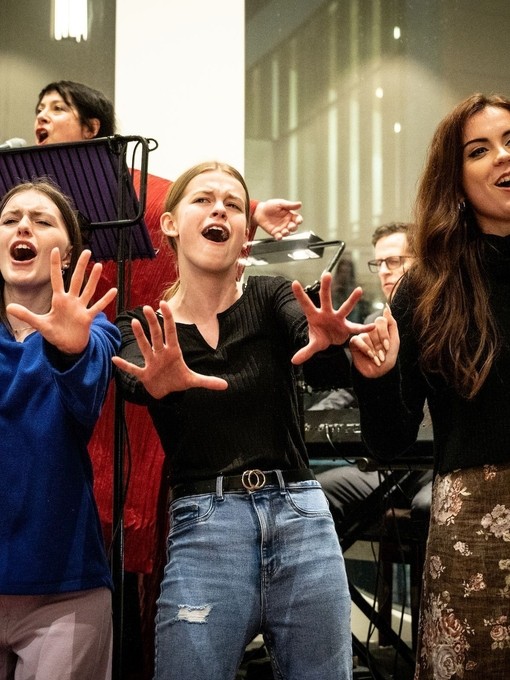 Un spectacle musical sur la scène du Birmingham Repertory Theatre.
