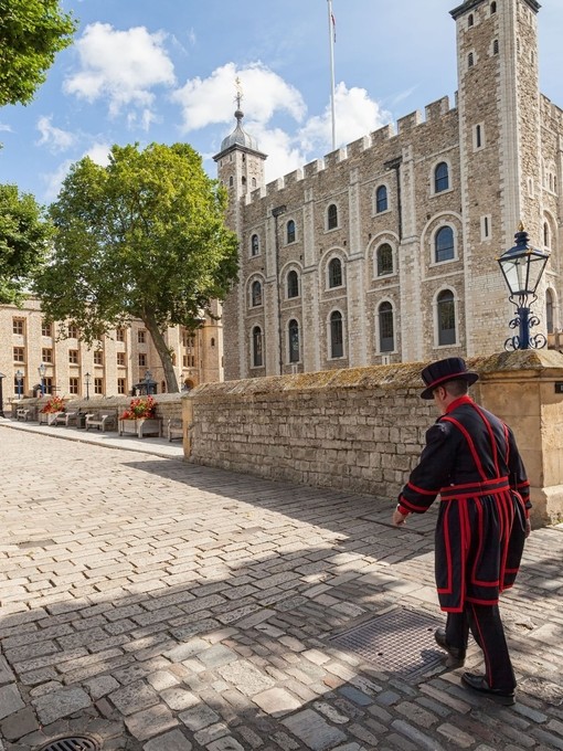 Beefeater marchant près de la Tour de Londres par une journée ensoleillée