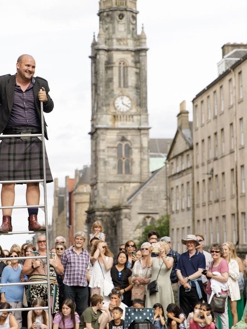 Peter Anderson, artiste de rue, jongle avec des épées sur le Royal Mile, à Édimbourg, pendant le Festival Fringe 2022.