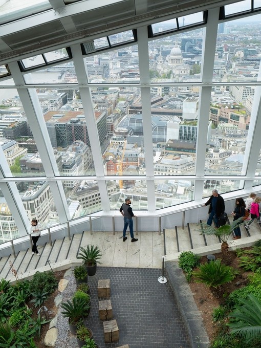 Personnes descendant l'escalier au Sky Garden avec la ville en arrière-plan