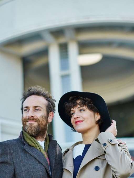 Ein Mann und eine Frau stehen vor dem Eingang einer Galerie