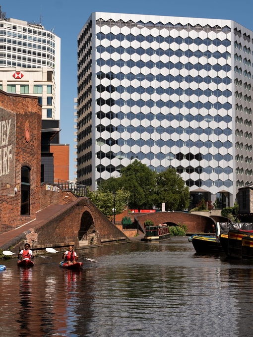 Un groupe de personnes faisant du paddleboard devant le Regency Wharf