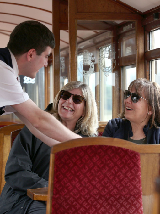 Pasajeros del ferrocarril de Ffestiniog en la estación portuaria de Porthmadog, Gales del Norte