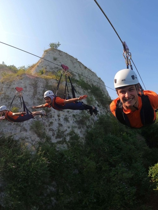 Quattro persone sospese su una zipline presso Hangloose a Bluewater, nel Kent
