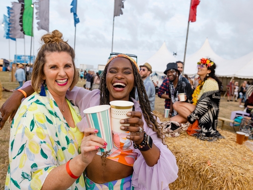 Freunde auf einem Festival in Northumberland, Nordengland