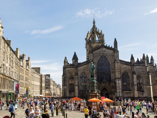 People walking on the Royal Mile on a sunny day 