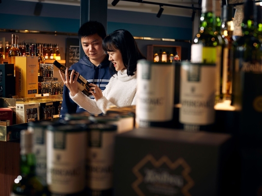 Couple visiting the Clydeside Distillery