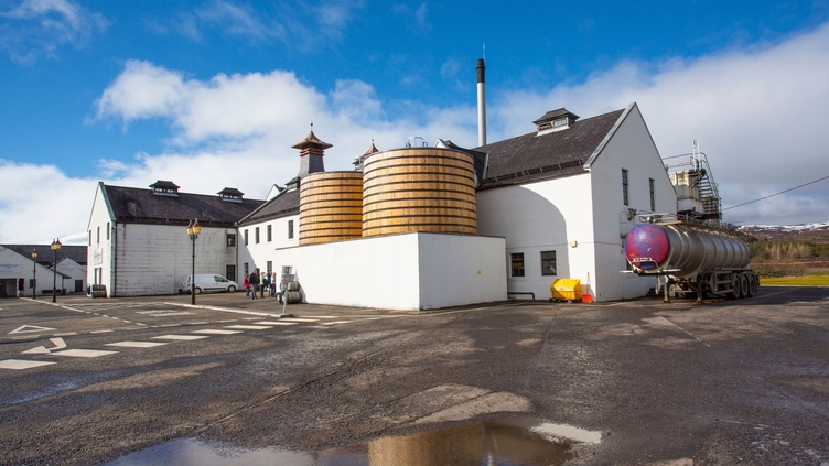 An exterior shot of Dalwhinnie Distillery in the Grampian Mountains.