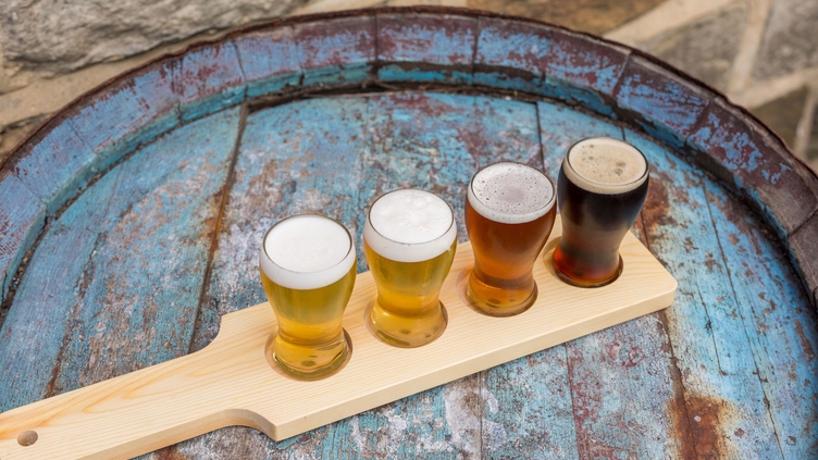 Quatre verres de bière alignés