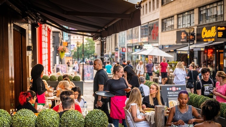 Acquisti di stile nell'indie Bold Street di Liverpool