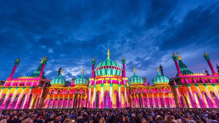 Pavillon royal au crépuscule, illuminé de couleurs vives